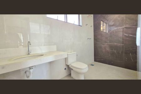 Casa de condomínio à venda com 525m², 4 quartos e 4 vagas Casa de condomínio à venda com 525m², 4 quartos e 4 vagasBanheiro da Suíte 4