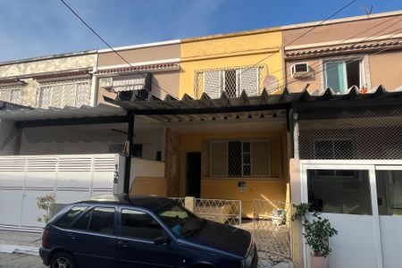 Casa de condomínio à venda com 70m², 2 quartos e 1 vaga Casa de condomínio à venda com 70m², 2 quartos e 1 vagaFachada