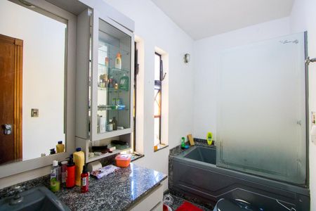 Casa à venda com 567m², 3 quartos e 8 vagasBanheiro da Suíte 1