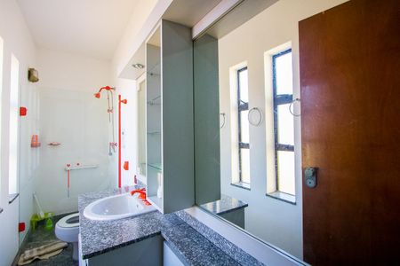 Casa à venda com 567m², 3 quartos e 8 vagasBanheiro da Suíte 2