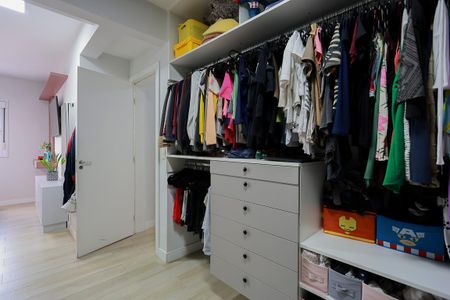 Apartamento à venda com 103m², 2 quartos e 2 vagas Apartamento à venda com 103m², 2 quartos e 2 vagasCloset da Suíte