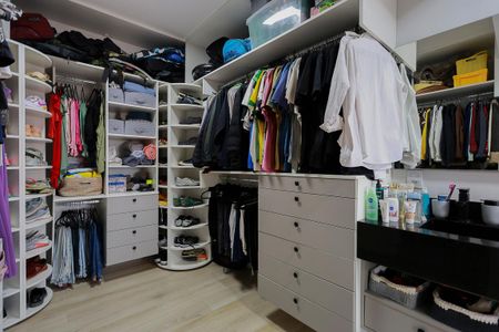 Apartamento à venda com 103m², 2 quartos e 2 vagas Apartamento à venda com 103m², 2 quartos e 2 vagasCloset da Suíte