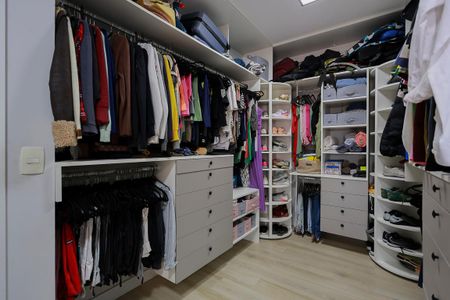 Apartamento à venda com 103m², 2 quartos e 2 vagas Apartamento à venda com 103m², 2 quartos e 2 vagasCloset da Suíte