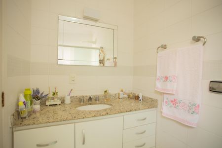 Casa de condomínio à venda com 180m², 3 quartos e 2 vagas Casa de condomínio à venda com 180m², 3 quartos e 2 vagasBanheiro da Suíte