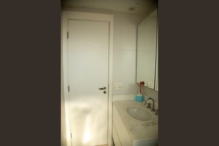 Apartamento à venda com 225m², 3 quartos e 4 vagasBanheiro da Suíte 2