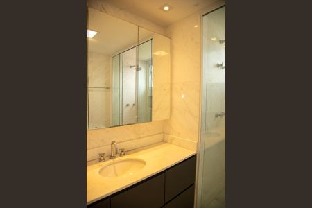 Apartamento à venda com 225m², 3 quartos e 4 vagasBanheiro da Suíte 1