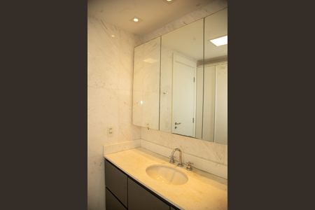 Apartamento à venda com 225m², 3 quartos e 4 vagasBanheiro da Suíte 1