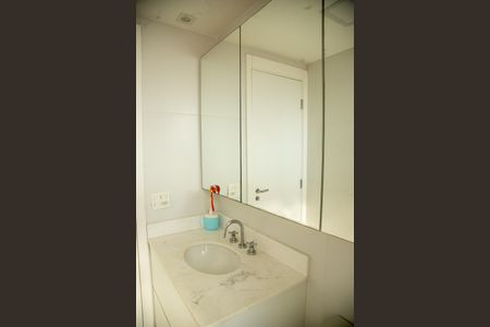 Apartamento à venda com 225m², 3 quartos e 4 vagasBanheiro da Suíte 2