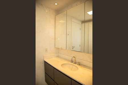 Apartamento à venda com 225m², 3 quartos e 4 vagasBanheiro da Suíte 1