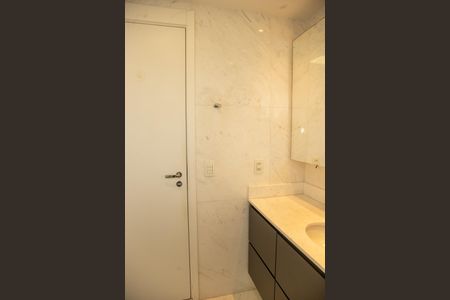 Apartamento à venda com 225m², 3 quartos e 4 vagasBanheiro da Suíte 1