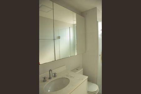 Apartamento à venda com 225m², 3 quartos e 4 vagasBanheiro da Suíte 2