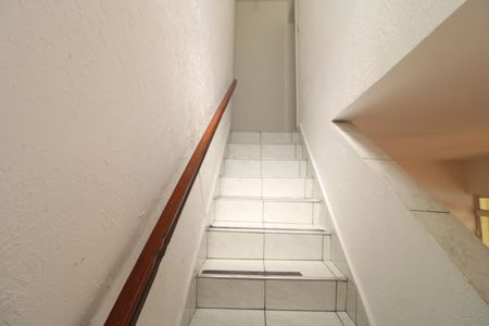 Casa à venda com 95m², 2 quartos e 2 vagasEscada