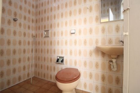 Casa à venda com 95m², 2 quartos e 2 vagasBanheiro da edícula