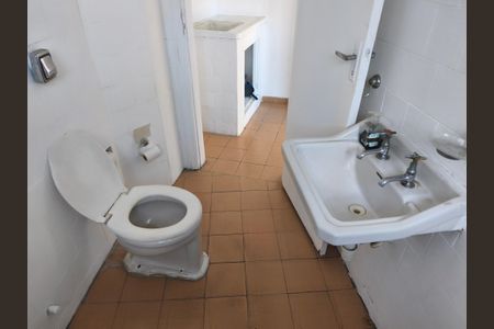 Banheiro de kitnet/studio para alugar com 1 quarto, 43m² em Liberdade, São Paulo