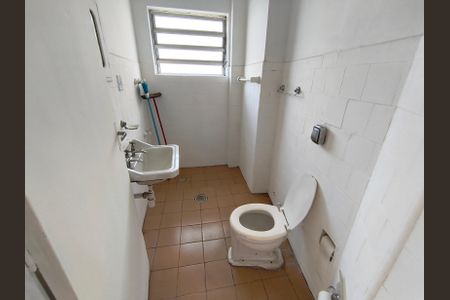 Banheiro de kitnet/studio para alugar com 1 quarto, 43m² em Liberdade, São Paulo