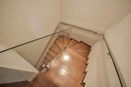 Casa de condomínio para alugar com 300m², 4 quartos e 3 vagasEscada