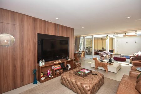 Casa de condomínio para alugar com 300m², 4 quartos e 3 vagasSala