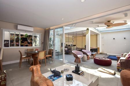 Casa de condomínio para alugar com 300m², 4 quartos e 3 vagasSala