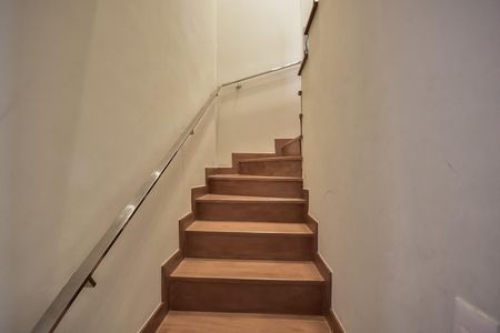 Casa de condomínio para alugar com 300m², 4 quartos e 3 vagasEscada