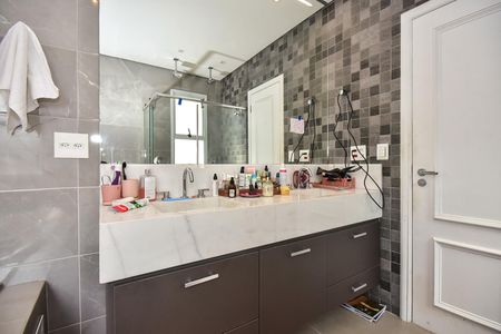 Casa de condomínio para alugar com 300m², 4 quartos e 3 vagasBanheiro Suíte