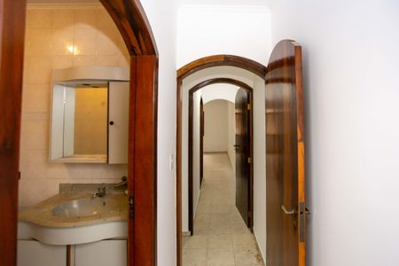 Casa à venda com 320m², 3 quartos e 2 vagasCorredor