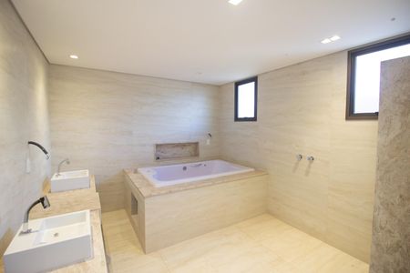 Apartamento à venda com 302m², 4 quartos e 3 vagas Apartamento à venda com 302m², 4 quartos e 3 vagasBanheiro da Suíte 1