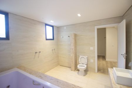 Apartamento à venda com 302m², 4 quartos e 3 vagas Apartamento à venda com 302m², 4 quartos e 3 vagasBanheiro da Suíte 1