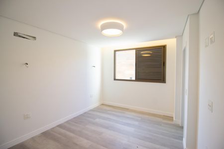 Apartamento à venda com 302m², 4 quartos e 3 vagas Apartamento à venda com 302m², 4 quartos e 3 vagasSuíte 2