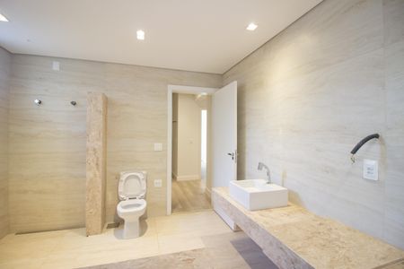 Apartamento à venda com 302m², 4 quartos e 3 vagas Apartamento à venda com 302m², 4 quartos e 3 vagasBanheiro da Suíte 1