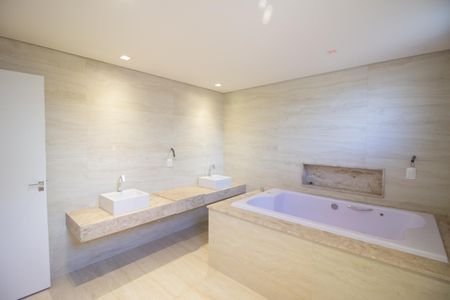 Apartamento à venda com 302m², 4 quartos e 3 vagas Apartamento à venda com 302m², 4 quartos e 3 vagasBanheiro da Suíte 1