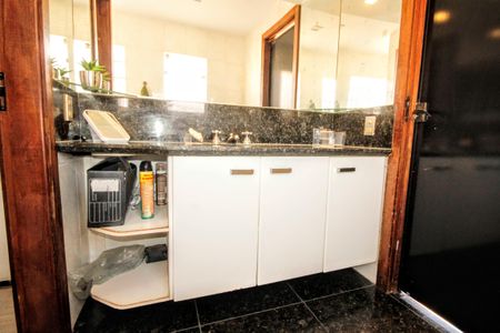 Apartamento à venda com 315m², 4 quartos e 4 vagasBanheiro 2