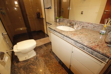 Apartamento à venda com 315m², 4 quartos e 4 vagasBanheiro da Suíte