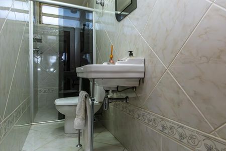 Casa à venda com 680m², 4 quartos e 6 vagasBanheiro Social 2