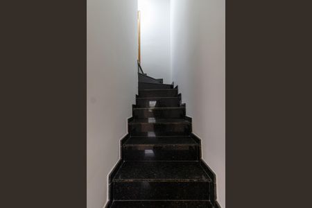 Casa de condomínio à venda com 69m², 2 quartos e 1 vagaEscada 