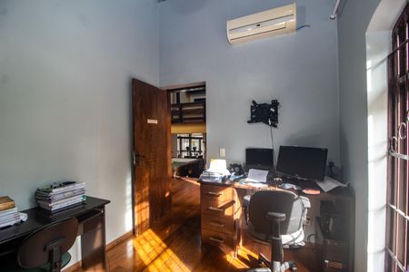 Casa à venda com 260m², 3 quartos e 3 vagas Casa à venda com 260m², 3 quartos e 3 vagasEscritório