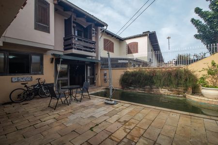 Casa à venda com 260m², 3 quartos e 3 vagas Casa à venda com 260m², 3 quartos e 3 vagasÁrea comum - Piscina