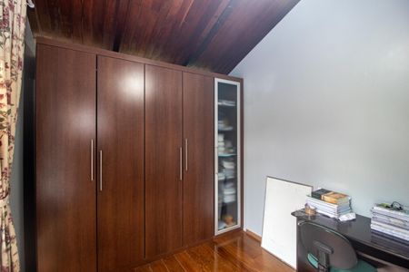 Casa à venda com 260m², 3 quartos e 3 vagas Casa à venda com 260m², 3 quartos e 3 vagasEscritório