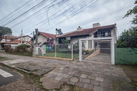 Casa à venda com 260m², 3 quartos e 3 vagas Casa à venda com 260m², 3 quartos e 3 vagasFachada