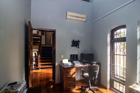 Casa à venda com 260m², 3 quartos e 3 vagas Casa à venda com 260m², 3 quartos e 3 vagasEscritório