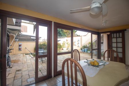 Casa à venda com 260m², 3 quartos e 3 vagas Casa à venda com 260m², 3 quartos e 3 vagasÁrea comum - Churrasqueira