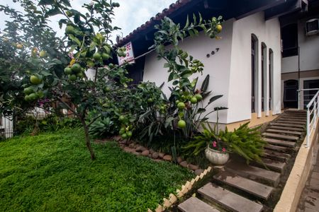 Casa à venda com 260m², 3 quartos e 3 vagas Casa à venda com 260m², 3 quartos e 3 vagasFachada