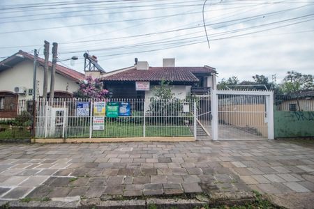 Casa à venda com 260m², 3 quartos e 3 vagas Casa à venda com 260m², 3 quartos e 3 vagasFachada