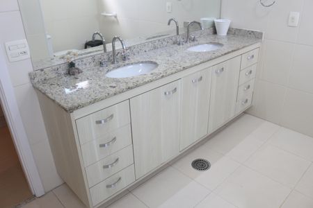 Apartamento para alugar com 172m², 3 quartos e 5 vagasBanheiro da Suíte 1