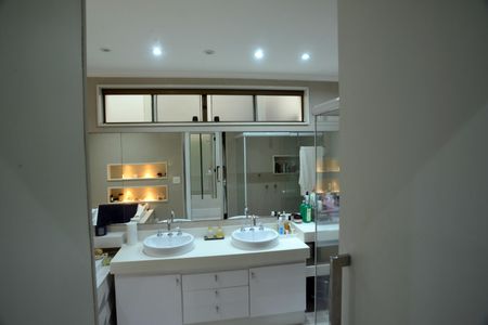 Apartamento à venda com 261m², 4 quartos e 4 vagas Apartamento à venda com 261m², 4 quartos e 4 vagasBanheiro Suíte Principal