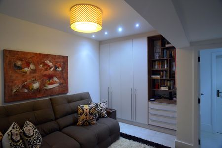 Apartamento à venda com 261m², 4 quartos e 4 vagas Apartamento à venda com 261m², 4 quartos e 4 vagasSala de TV