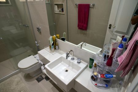 Apartamento à venda com 261m², 4 quartos e 4 vagas Apartamento à venda com 261m², 4 quartos e 4 vagasBanheiro Suíte 1