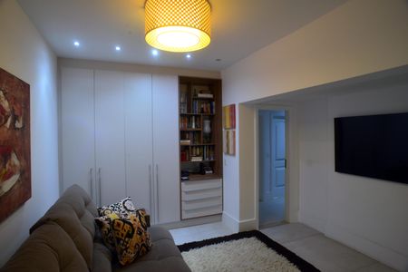 Apartamento à venda com 261m², 4 quartos e 4 vagas Apartamento à venda com 261m², 4 quartos e 4 vagasSala de TV