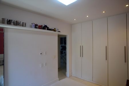 Apartamento à venda com 261m², 4 quartos e 4 vagas Apartamento à venda com 261m², 4 quartos e 4 vagasSuíte 1