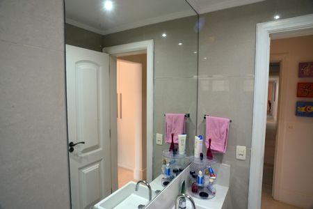 Apartamento à venda com 261m², 4 quartos e 4 vagas Apartamento à venda com 261m², 4 quartos e 4 vagasBanheiro Suíte 1