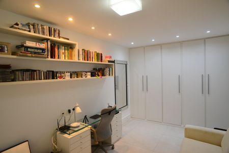 Apartamento à venda com 261m², 4 quartos e 4 vagas Apartamento à venda com 261m², 4 quartos e 4 vagasSuíte 2